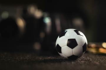 曼联终于回血了，那不勒斯提前锁定欧冠席位，强制触发霍伊伦合同中的买断条款（配图示意）